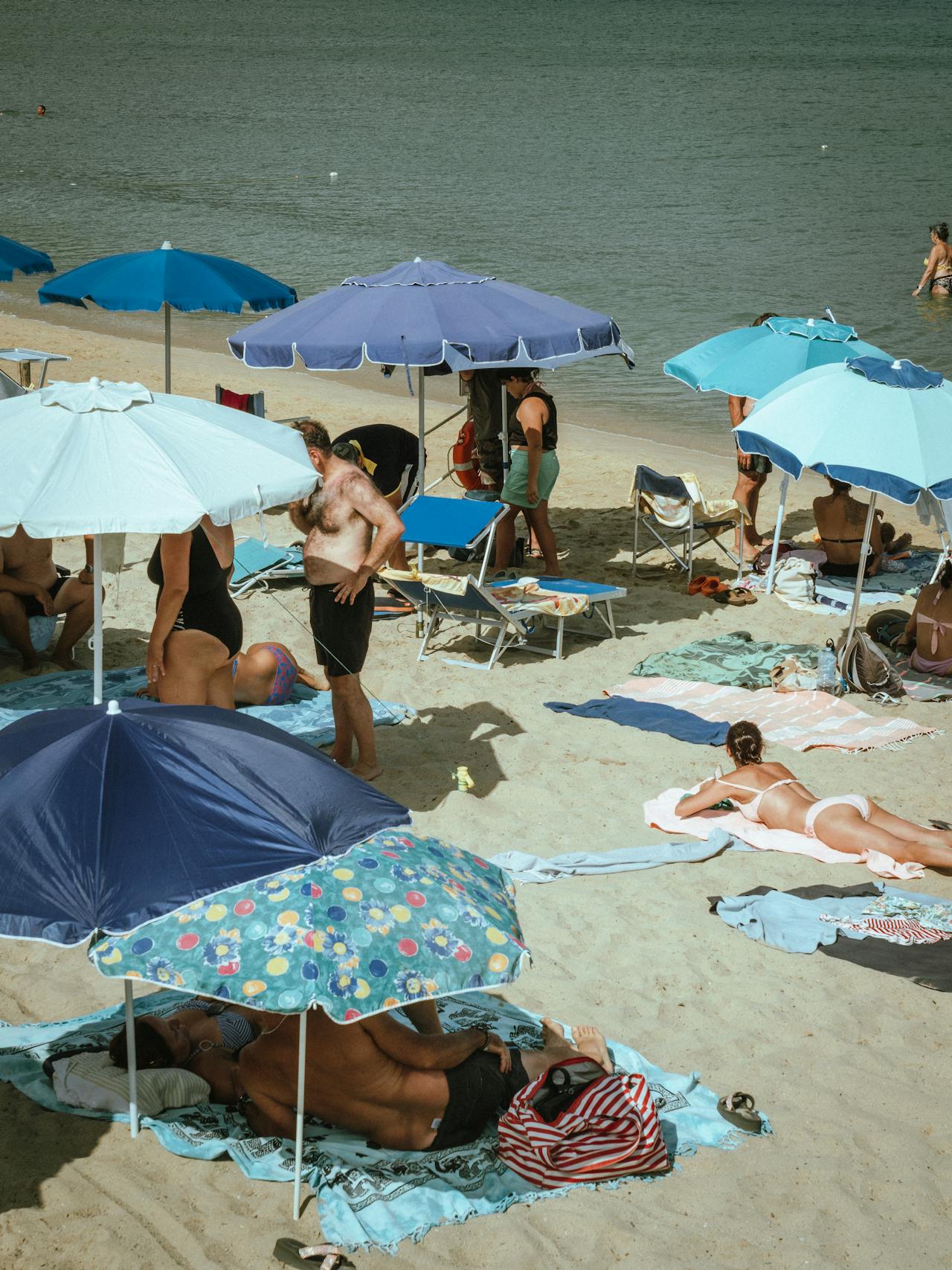 Urlauber liegen am Strand.