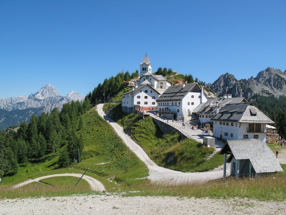 Eine Hotelanlage liegt in den Bergen.